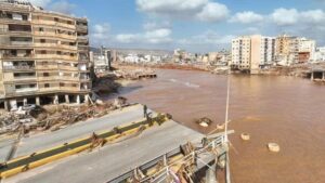 دمار واسع سببه اعصار دانيال