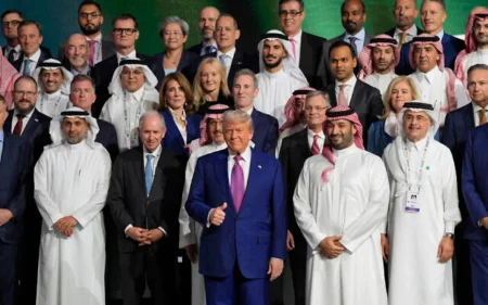 ترامب يتجاهل مخاوف إسرائيل تعزيز العلاقات مع الرياض ودمشق وطهران وحماس