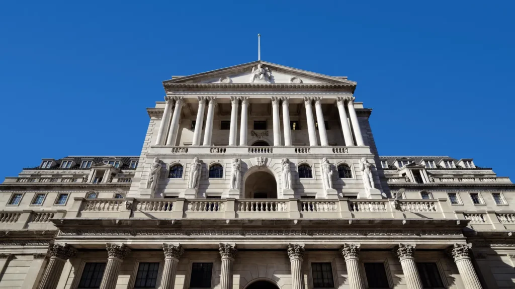 تحذير بنك إنجلترا من المخاطر العالمية وتأثيرها على الاستقرار الاقتصادي البريطاني